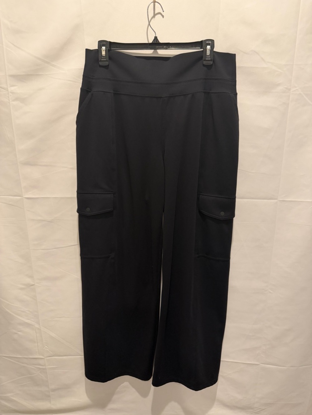 Athleta Black Wide-Leg Cargo Pants size L. Casual, minimalist,athletic, comfy